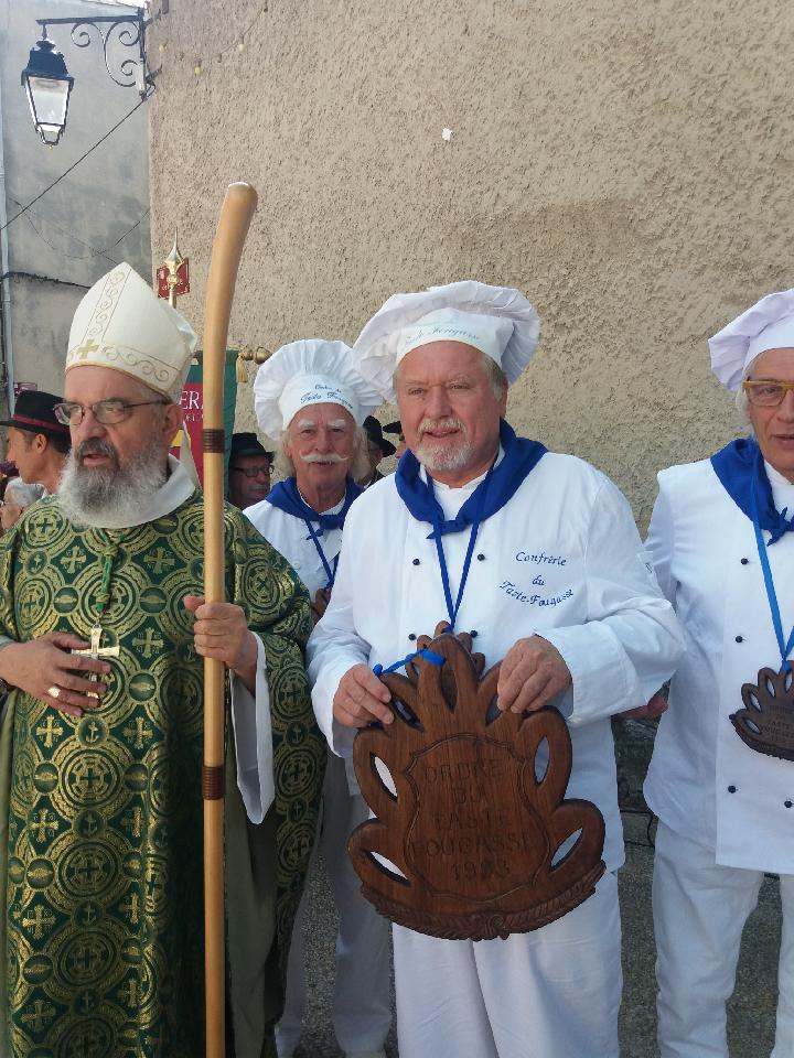 <p>La confrérie du Taste Fougasse était présente à l'installation du nouveau curé de la paroisse : Père Yannick Ferraro.</p>